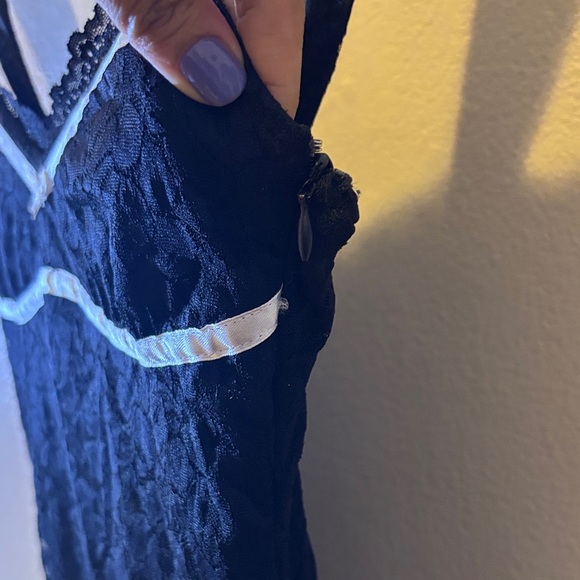 Elegant Black Lace Dress - Picture 3 of 3